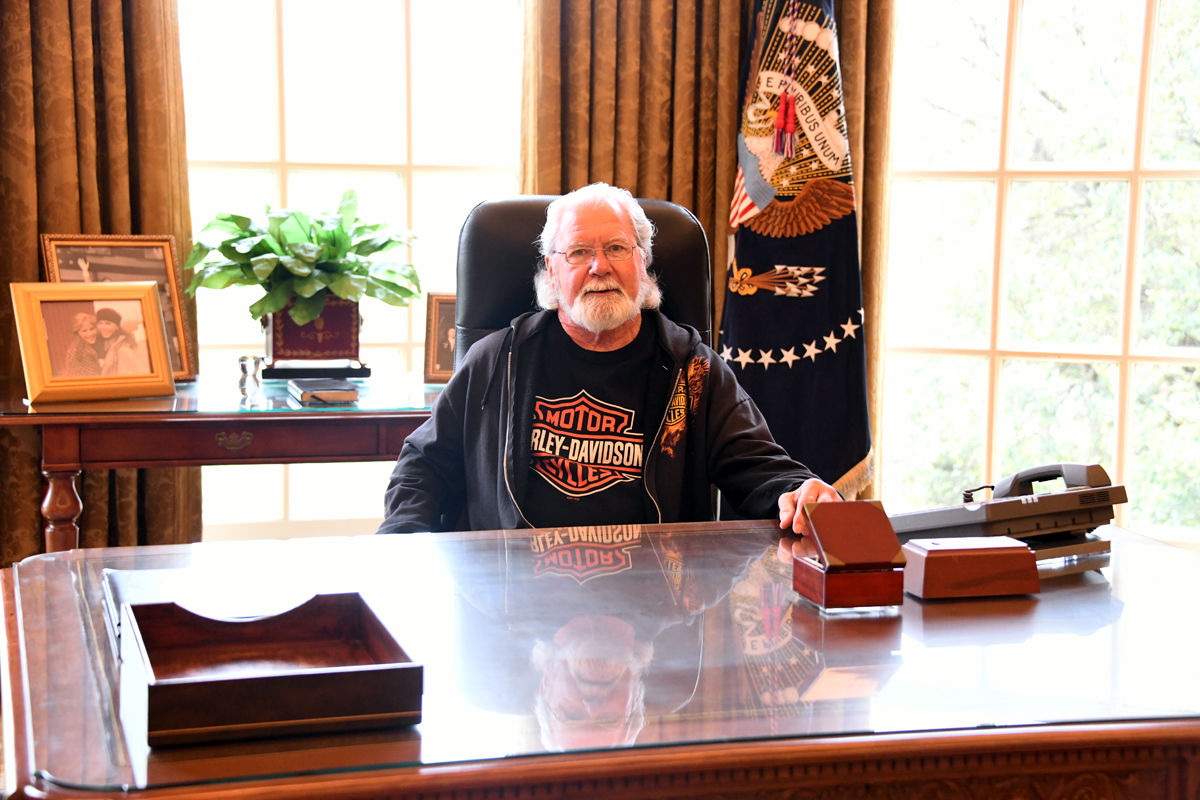 312 Jim Hoover at George W Bush's desk in the re-created Oval Office in Dallas.JPG